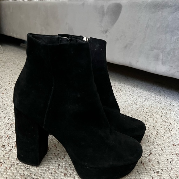 Steve Madden Platform Ankle Bootie- Black Suede, Size 8 - Picture 3 of 5